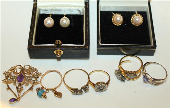 2 pairs pearl earrings, pendant & 4 diamond rings